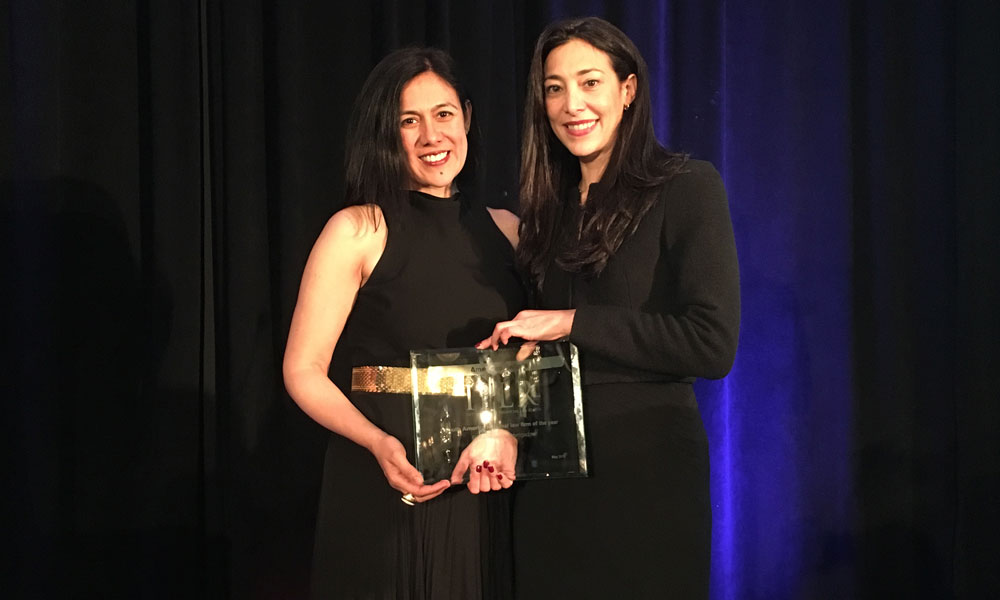 Ana Ramírez y Carolina Dávila, de la oficina de Nueva York, recogieron el galardón de Garrigues.